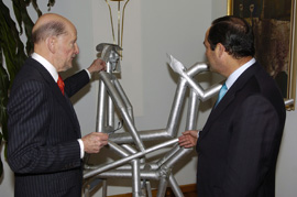 El ministro de Defensa, José Bono, y el primer ministro búlgaro, Simeón de Bulgaria, observan una escultura tras la entrevista que hoy han mantenido en Sofía