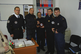 Intercambio de saludos entre policias españoles y kosovares de la comisaría de Istok