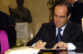 El ministro de Defensa, José Bono, firmando en el libro de condolencias de la Nunciatura Apostólica.