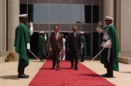 Los ministros de Defensa de España y Mauritania, José Bono y Baba Ould Sidi, en el palacio presidencial de Nouakchott Mauritania