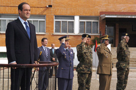 El ministro de Defensa, José Bono, preside el desfile de la Compañía de Honores en la Base de Castrillo del Val