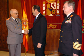 El ministro de Defensa, José Bono, recibe al inspector general de las Fuerzas Armadas Reales de Marruecos, teniente general Abdelaziz
