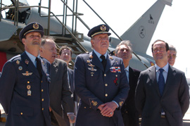 S.M. El Rey y el ministro de Defensa durante la exhibición aérea del avión Eurofighter en la Base Aérea de Morón