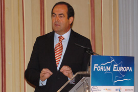El ministro de Defensa, José Bono durante su intervención en el Forum Europa en el hotel Palce de Madrid