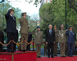 Los jefes de Estado Mayor de la Defensa de Espña y de Italia,reciben honores en la plaza de la Lealtad (Madrid)
