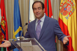 José Bono durante la rueda de prensa de presentación del 'Día de las Fuerzas Armadas'