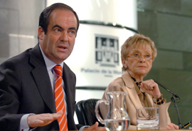 José Bono, ministro de Defensa durante su intervención en la rueda de prensa trás el Consejo de Ministros.