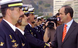 El ministro de Defensa, José Bono, saluda a la dotación del buque y a los soldados que han participado en la misión