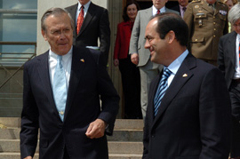 El ministro de Defensa, José Bono, junto a su homólogo  estadounidense, Donald Rumsfeld durante la rueda de prensa.