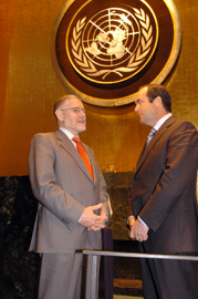 José Bono, ministro de Defensa, en el la Asamblea General de Naciones Unidas con el embajador de España en la Organización de Naciones Unidas, Juan Antonio Yánez-Barnuevo.