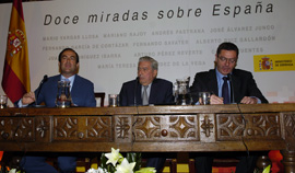 El ministro de Defesa, Jose Bono, presenta la conferencia de Vargas LLosa, a los que acompaña el alcalde de Madrid, Alberto Ruiz Gallardon