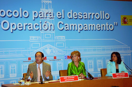 El ministro de Defensa, la presidenta de la comunidad de Madrid, y la ministra de la Vivienda, tras la firma
