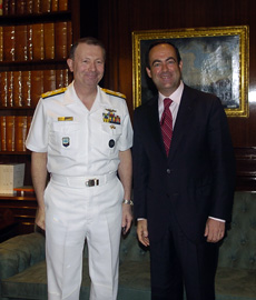 El ministro de Defensa, José Bono, junto al comandante del mando aliado de transformación, y comandante del mando de las fuerzas conjuntas de EE.UU. ,Edmund P. Giambastiani,JR.