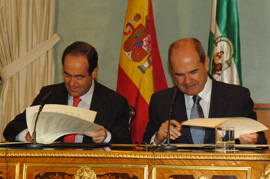 El presidente de la Junta de Andalucía, Manuel Chaves, y el ministro de Defensa, José Bono, firmal el convenio para la atención socioeducativa a menores de tres años en centros de Defensa