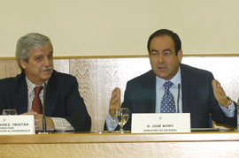 El Ministro de Defensa, José Bono, durante su conferencia en el acto inaugural de las jornadas 