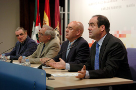 El ministro de Defensa, José Bono, durante la presntación de José Álvarez Junco en Vitoria