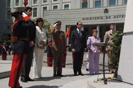 El ministro de Defensa, Jose Bono, el JEMAD, general de ejército Felix Sanz, y familiares de las víctimas del Yakolev-42, depositan una corona en honor a las víctimas en el Ministerio de Defensa