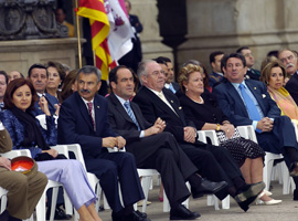 El ministro de Defensa, José Bono,durante el concierto en la plaza de María Pita(A Coruña). Acompañado de autoridades civiles y militares.