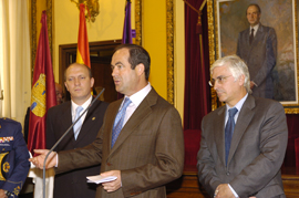 El ministro de Defensa, junto al presidente de Castilla-La Mancha y el alcalde de Guadalajara, durante el anuncio hecho esta mañana.