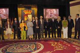 El ministro Bono, el presidente Barreda y el alcade de Valdepeñas Jesus Martín junto a los ganadores de las distinciones y medalla de oro de Catilla-La Mancha