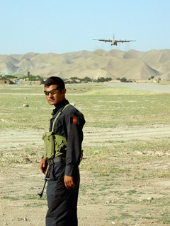 Un soldado afgano junto a la pistade aterrizaje abierta hoy al trafico