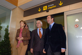 El presidente de Castilla La Mancha, José María Barreda, y los ministros de Defensa y Fomento, José Bono y Magdalena Alvarez, entrando en la terminal del aeropuerto de Albacete