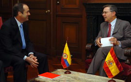 José Bono, ministro de Defensa, se entrevista con el presidente de la República de Colombia, Álvaro Uribe, en la sede de la Presidencia. Bogotá Colombia