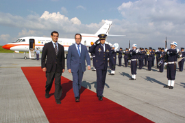 El ministro Bono recibido por su homólogo a su llegada a Colómbia