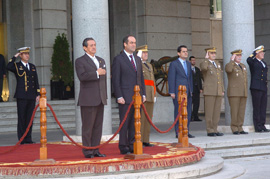 Los ministros de Defensa de Ecuador y España reciben honores en el Ministerio de Defensa