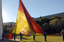 Momendo del izado de la Bandera Nacional en la plaza del Descubrimiento de Madrid