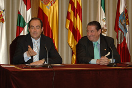 José bono, ministro de Defensa, y el alcalde de A Coruña, Francisco Vázquez en la firma del convenio sobre el Museo Militar