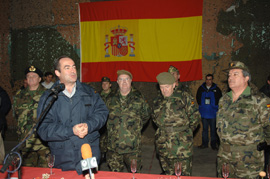 José Bono, durante su discurso, con el JEMAD, el general Felix Sanz y el general Jefe del Contingente español en Bosnia, Benito Federico Raggio