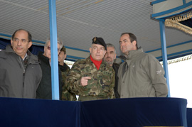 José Bono, ministro de Defensa, con el coronel Casimiro San Juan en Istok Kosovo