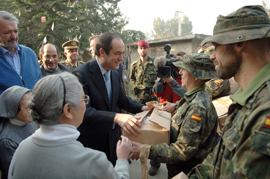 Soldados españoles destacados en Pakistán hacen entrega material de ayuda al hospicio de St.Joseph