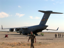 Uno de los aviones noteamericanos C-17 en la base de Herat, procedente de la base aerea de Zaragoza(España)
