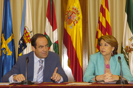 La ministra de Fomento Magdalena Alvarez y el ministro de Defensa José Bono ,tras la firma del acuerdo, ofrecen rueda de prensa