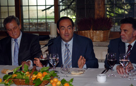 José Bono, ministro de Defensa, Antonio Miguel, presidente de la cámara de comercio de Burgos y el delegado del Gobierno, Miguel Alejo durante el almuerzo en la Cámara de Comercio