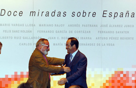 José Bono felicita a Fermando Savater al finalizar la conferencia,'Doce miradas sobre España'