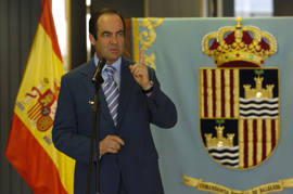 El ministro de Defensa, José Bono, dirigiendose a los jefes, oficiales, suboficiales y tropa de la base 'General Asensio' de Palma de Mallorca