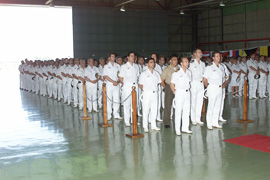 Compañeros del Capitán de Fragata Pedro Galiana Navarro rinden homenaje en el hangar número cinco de la Flotilla de Aeronaves de la Base Naval de Rota
