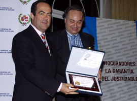 El ministro de Defensa, José Bono, recibe la placa conmemorativa del premio a la convivencia y a la tolerancia, de manos del presidente del Consejo General de Procuradores y decano del colegio de madrid, Juan Carlos Estevez