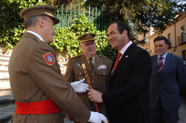El general director de la Academia de Artillería de Segovia GB Luis Díaz-Ripoll entrega el bastón de mando al ministro de Defensa, José Bono