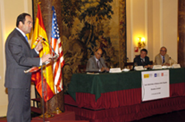 El ministro de Defensa, José Bono durante la clausura del acto. En la mesa, Julián García Vargas,  Robert Manzanares y Luis Solana. Hotel Wellington de Madrid