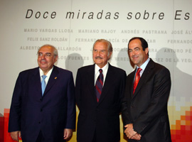 El ministro de Defensa, José Bono, posa junto a Carlos Fuentes, y el presidente del Principado de Asturias, momentos antes del comienzo de la conferencia 