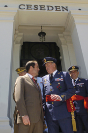 Su Majestad el Rey, acompañado por el ministro de Defensa, José Bono en la Escuela Superior de las Fuerzas Armadas (FAS).