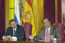 Los ministros de Defensa epañol, José Bono, y el ruso, Sergei Ivanov, comparecen ante la prensa, tras reunirse en la Academia de Ingenieros de Hoyo de Manzanares (Madrid)