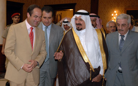 El ministro de Defensa, José Bono, a su llegada al ministerio de Defensa de Arabia Saudi, es recibido por su homologo,el Principe Sultán Bin Abdulaziz Al Saud