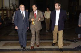 El ministro de Defensa, José Bono, visita la Basilica del Pilar de Zaragoza, junto con el alcalde Albert Belloch,