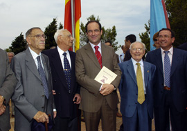 El ministro de Defensa, José Bono, con miembros de la Agrupación de Supervivientes de la 'Lleva del Biberó 41' durante el acto que ha tenido lugar en la cota 705 en recuerdo de los fallecidos y supervivientes de la batalla del Ebro.