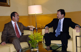 José Bono, ministro de Defensa, se reune enzaragoza, con el presidente dela Diputacion General de Aragón, Marcilino Iglesias